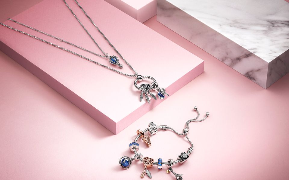 Pandora Halskette, Armband und Pandora O Anhänger mit blauen Charms