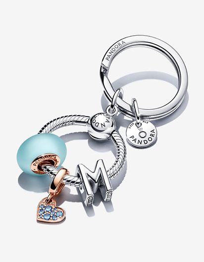 Porte-clé en argent avec charms colorés de la collection Pandora Moments
