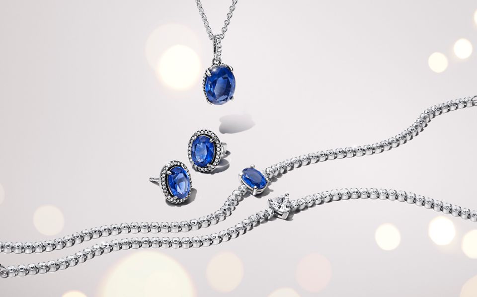 Pandora Timeless 系列925 银材质项链、耳环及手链，均点缀有璀璨合成宝石
