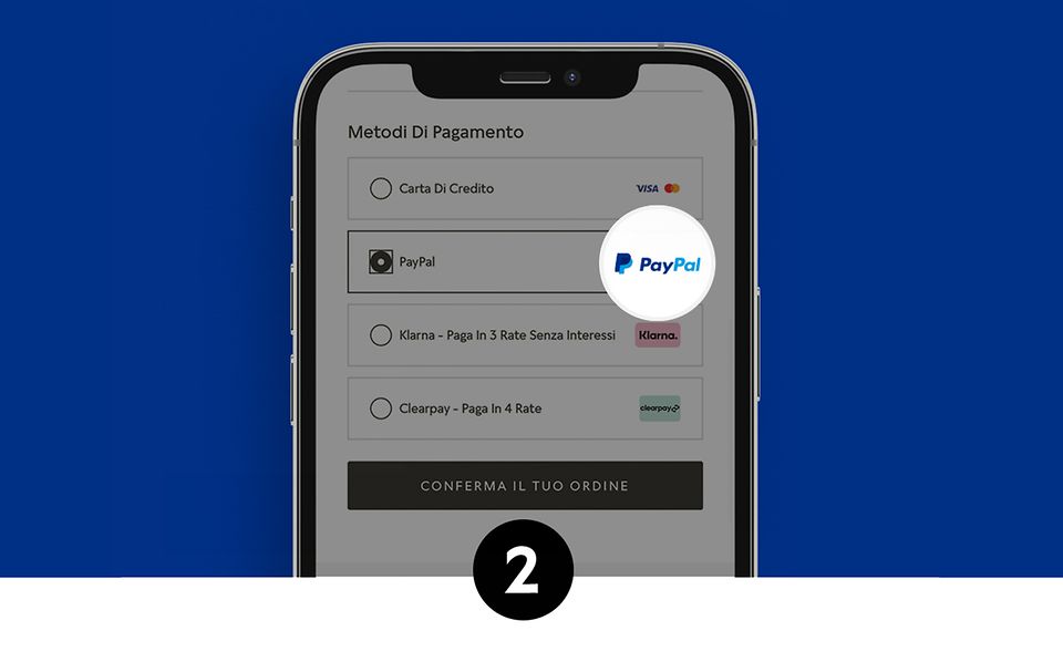 Con PayPal puoi anche pagare a rate e senza interessi i tuoi gioielli Pandora preferiti, grazie all'opzione Paypal Paga in 3 rate. Scopri come funziona in pochi semplici passi.Step 2: immagine di un iphone con schermata dell'eStore Pandora in fase di checkout alla sezione metodi di pagamento. Elenco dei metodi di pagamento disponibili - carta di credito, PayPal, Klarna, Clearpay - e selezione di PayPal come metodo di pagamento. 