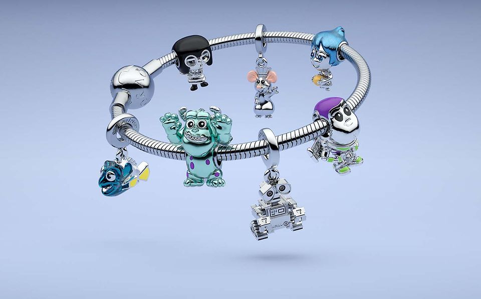 Des charms de la collection Pixar sur un bracelet en argent