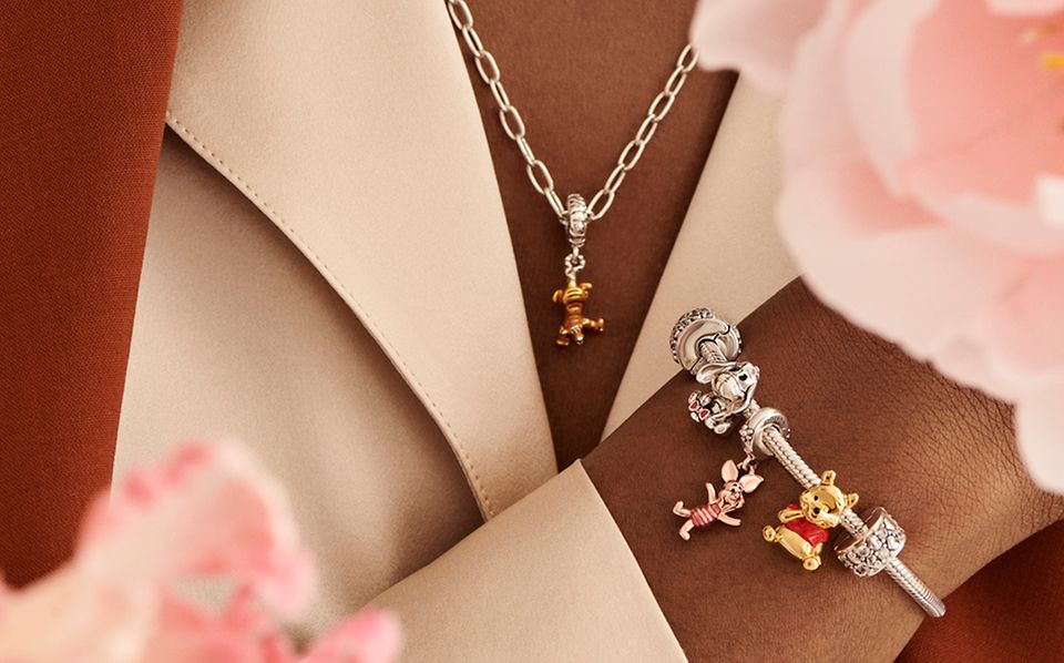 Bracelet et collier Pandora avec des charms sur le thème de Winnie L’Ourson de Disney