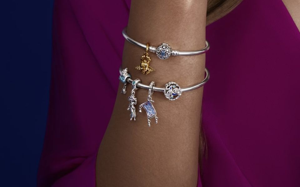 Femmes portant des bracelets Pandora sur le thème des princesses Disney