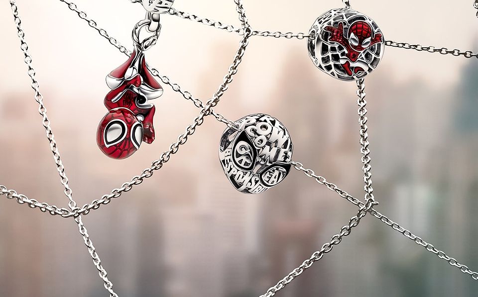 Charms de Spider-Man de Marvel x Pandora en cadena de plata de primera ley