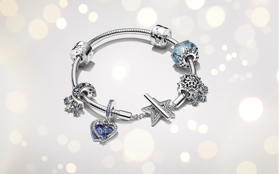 Pandora Moments holiday bracelet charm.