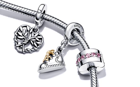 Pandora armbånd med lås med slægtstræ, der er stylet med charms med babytema til mødre.