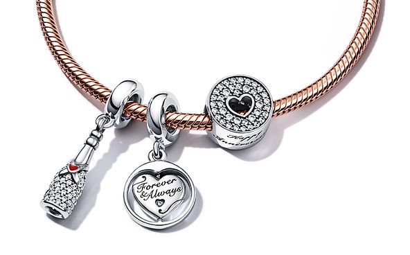 Pandora armbånd dekoreret med charms og charms med vedhæng med års- og bryllupsdagstema.