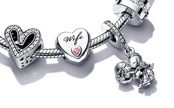 Pandora armbånd stylet med bryllupsinspirerede charms og charms med vedhæng.