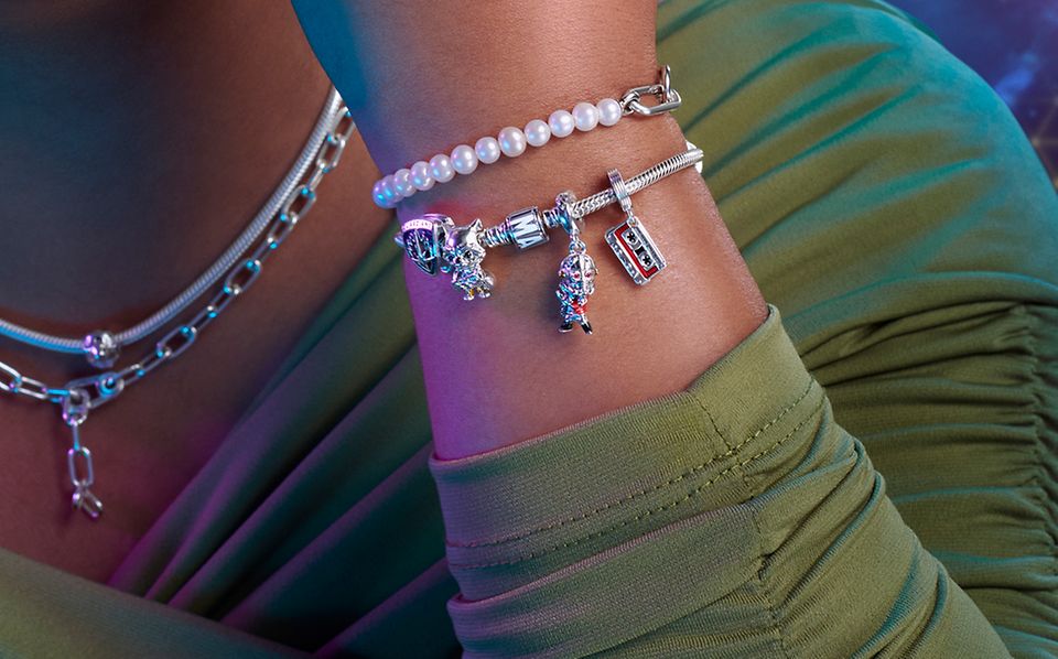 Das Model trägt Marvel x Pandora Halsketten und Armbänder aus Sterling-Silber