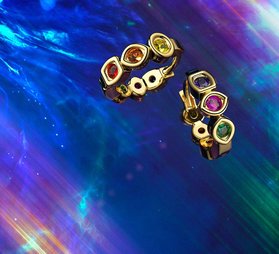 Marvel x Pandora, orecchini a cerchio Gemme dell'Infinito nell'esclusiva lega metallica placcata Oro 14K.