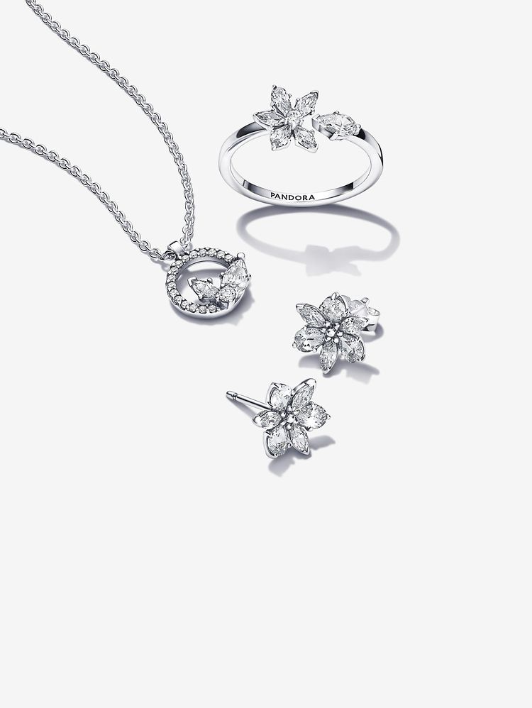 Collana, anello e orecchini Pandora Timeless per la Festa della Mamma.