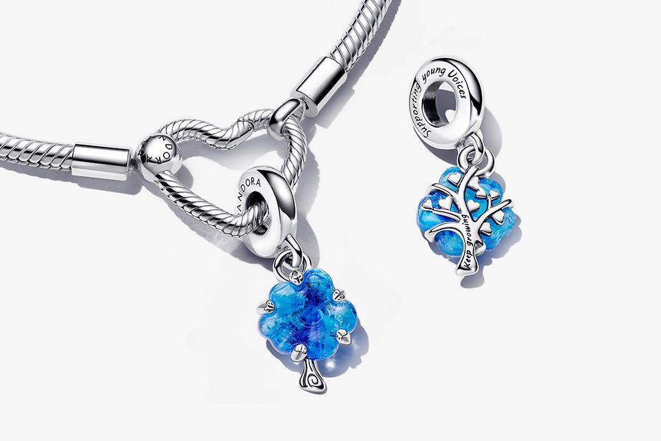 To blå Pandora for Unicef-charms – det ene på et Pandora-charmarmbånd