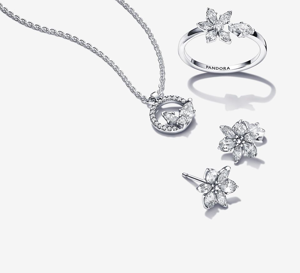 Collana, anello e orecchini Pandora Timeless per la Festa della Mamma.
