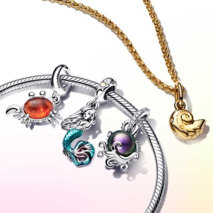 Bracelet avec les charms sur le thème de La Petite Sirène et collier doré à l'or agrémenté d'un coquillage en or