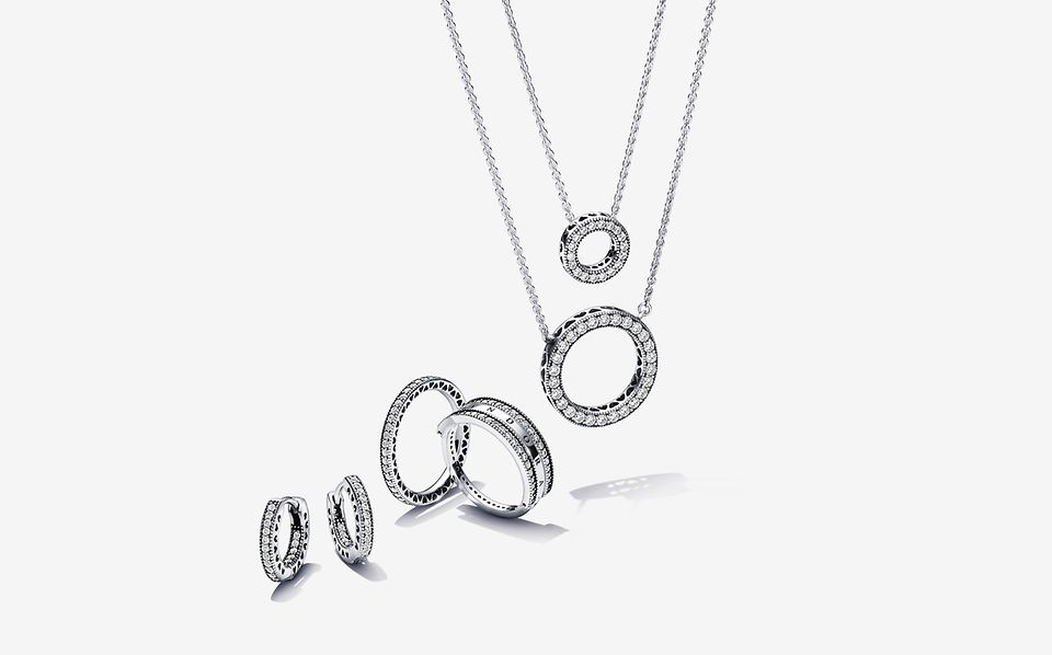 Zdjęcie srebrnych naszyjników, pierścionków i kolczyków z kolekcji Pandora Signature.