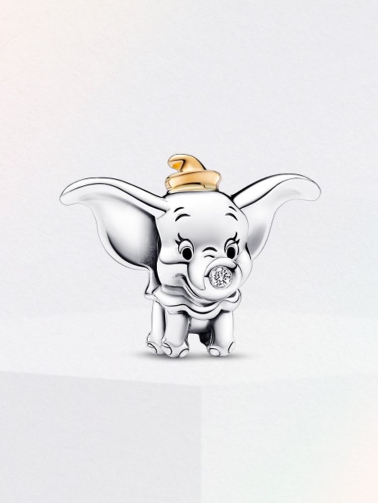 Imagen del charm de Dumbo con un recubrimiento en oro de 14k y en plata de primera ley de Disney x Pandora