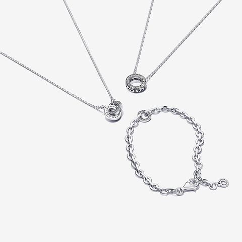 Image de 2 colliers Pandora Signature et d’un bracelet à chaîne en argent