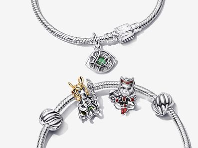 Bild von zwei silbernen Charm-Armbändern mit 3&nbsp;Pandora Marvel Charms