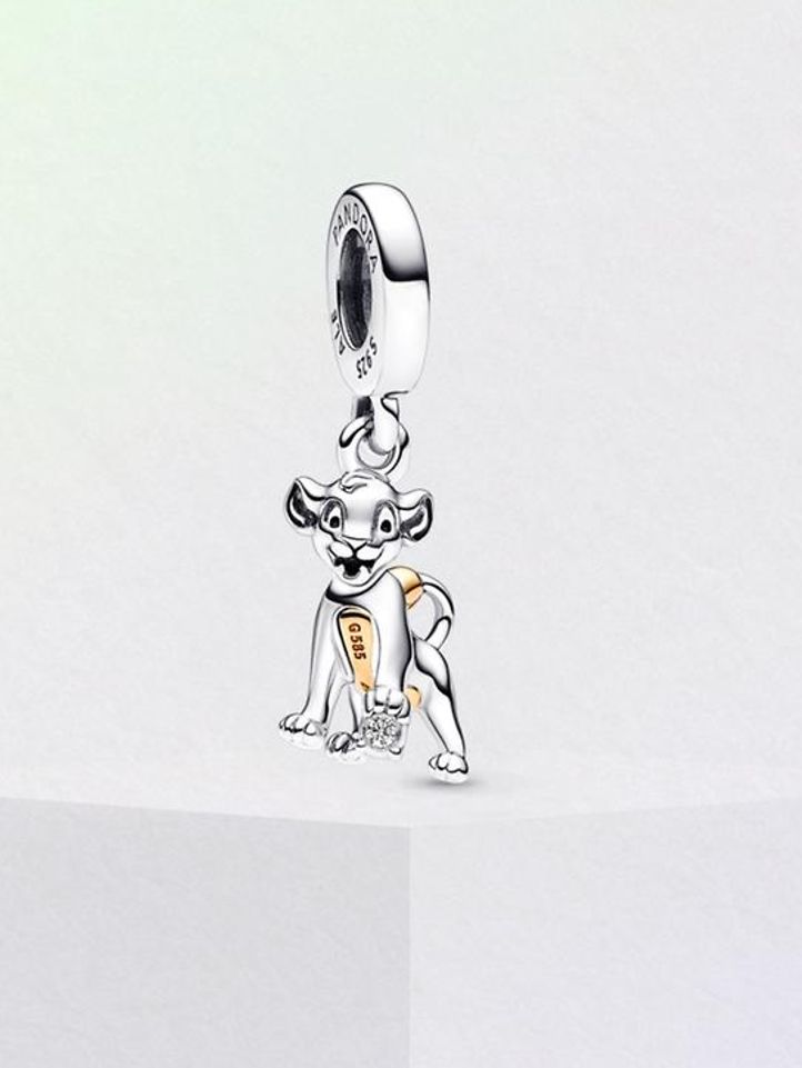 Zdjęcie złoto-srebrnego charmsa Pandora Disney z Simbą