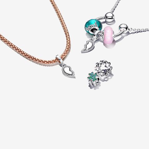 Bild på Pandoras vänskapsberlocker på ett silverhalsband och ett guldhalsband