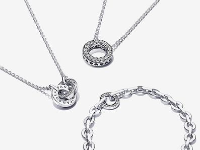 Bild von 2 Pandora Signature Halsketten in Silber und einem silbernen Kettenarmband