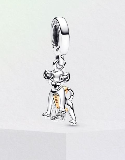 ゴールドとシルバーの Pandora Disney Simba Charm の画像