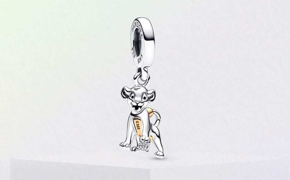 Imagen del charm de Simba de Disney x Pandora con un recubrimiento en oro de 14k y en plata de primera ley