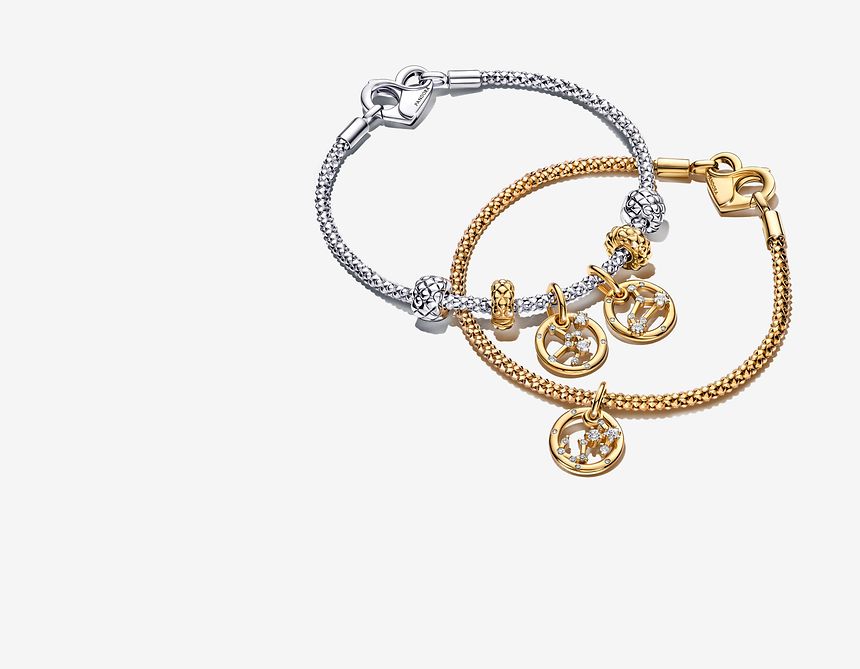 Zdjęcie złotej bransoletki na charmsy Pandora Moments ze znakami zodiaku na srebrnej bransoletce