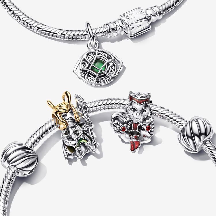 Image de deux bracelets à charms en argent avec 3 charms Pandora Marvel