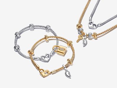 Immagine di 2 set di bracciali e collane Pandora Moments in Argento Sterling 925 e con placcatura in Oro 14k con charm
