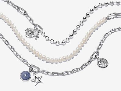 三條 Pandora ME 手鏈；兩條銀鏈配串飾、一條為顆珍珠配銀鏈。