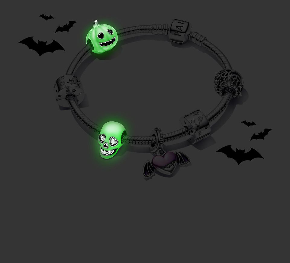 AW23_F_Halloween_Moments_01_grey_RGB_Extended_Glow_hero