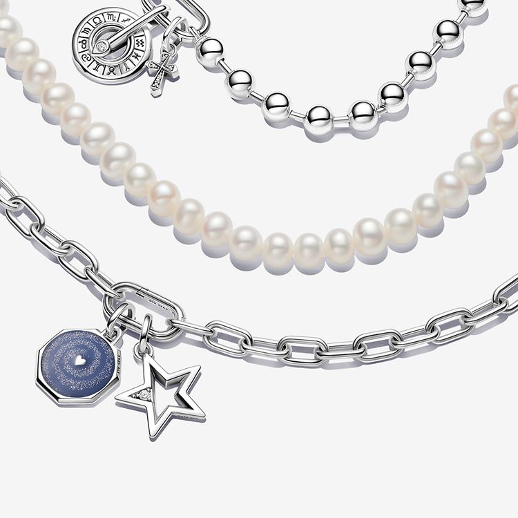 Image de 3&nbsp;bracelets Pandora ME, deux en argent avec des charms et un en argent avec des perles.