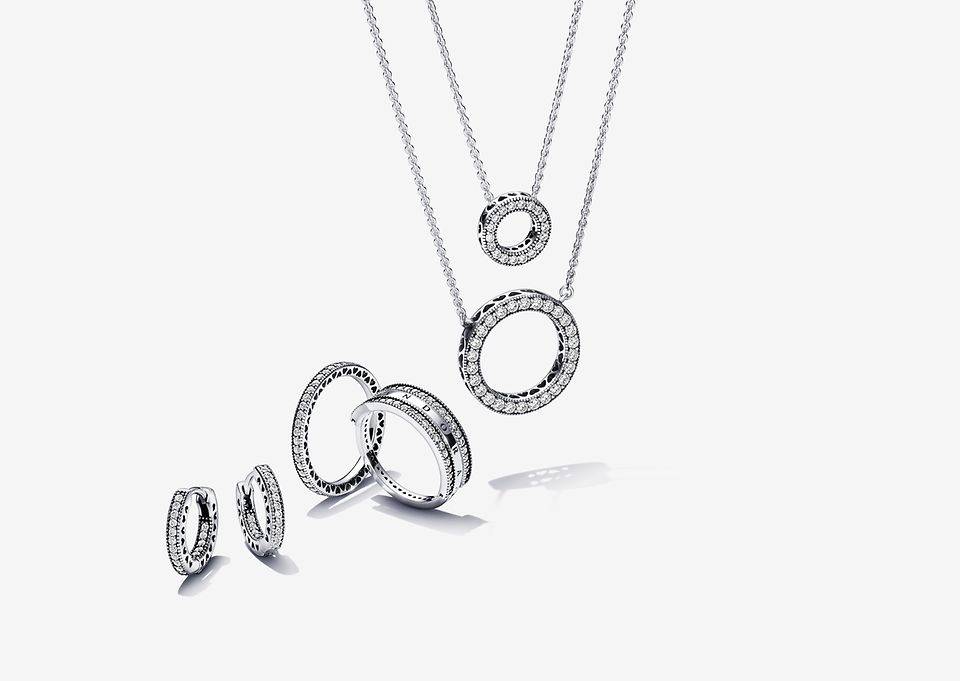 Afbeelding van zilveren halskettingen, ringen en oorbellen uit de Pandora Signature Collection.