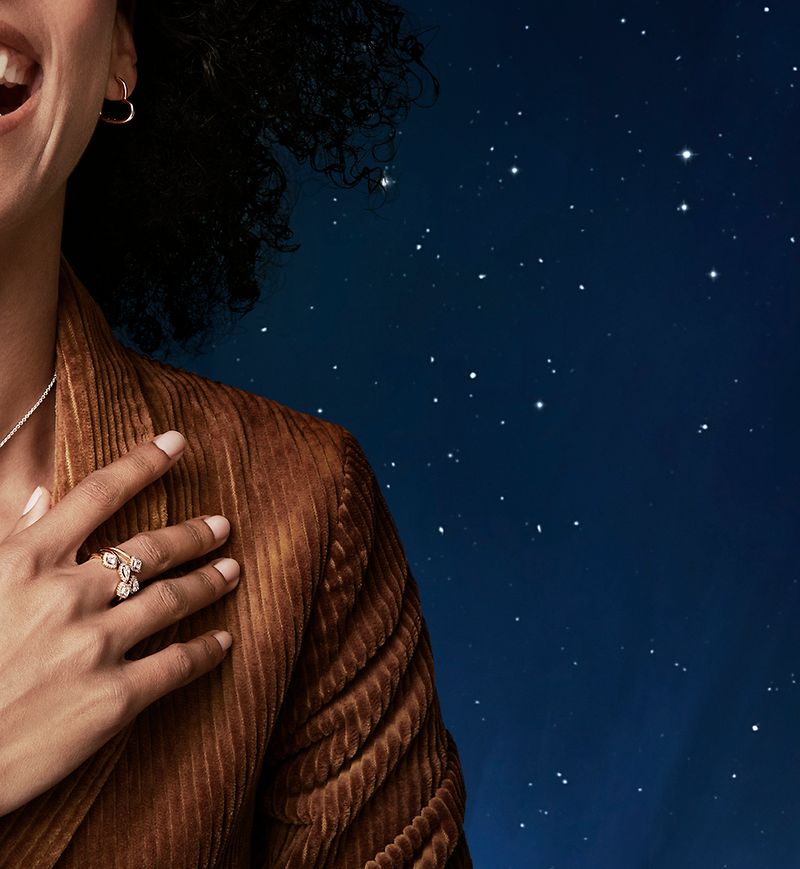 Jak nosić biżuterię z kolekcji na Święta 2019? Łącz elementy ze srebra i stopu Pandora Rose na bransoletkach, pierścionkach i naszyjnikach.