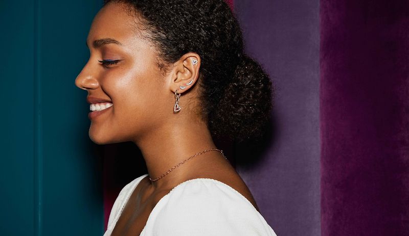 Mix and match ear studs, hoops and ear jackets in sterling silver, Pandora Rose and Pandora Shine and create your own earring stacking look with meaningful pieces. 