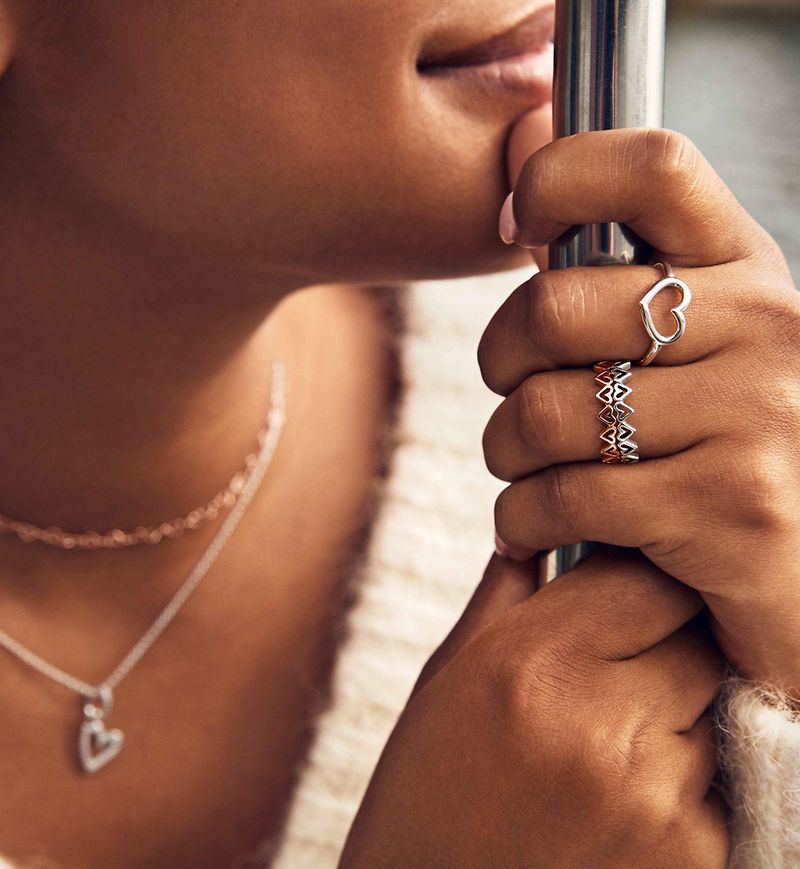 Find the combination that works for you with by stacking rings in Pandora Rose and sterling silver and create fun shapes that you can switch up as often as you like.