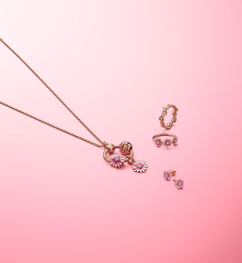 Style your own daisy bouquet with pieces from the Pandora Garden collection.